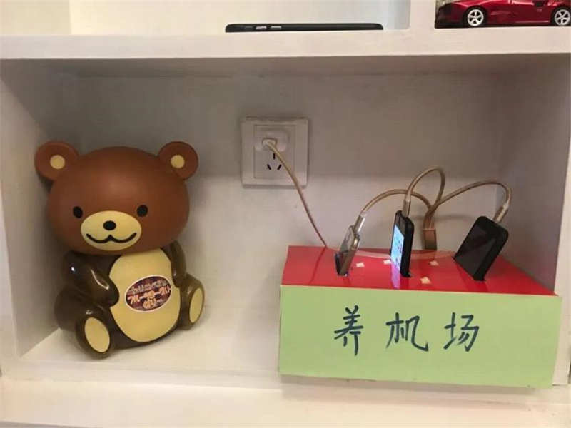 家长整天抱着手机?济南这所学校给家长办起"养机场"