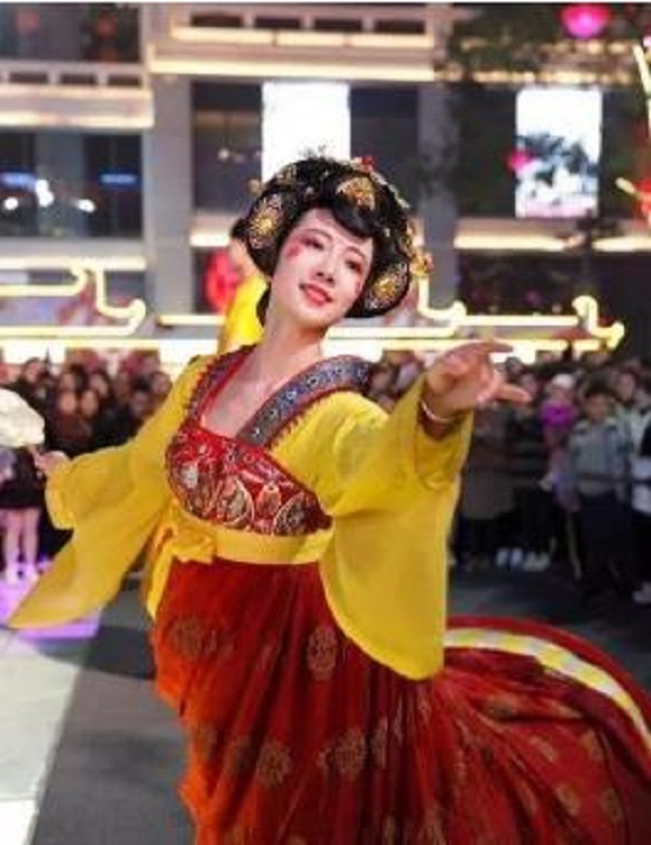 为什么“不倒翁小姐姐”比大唐不夜城火？.jpg
