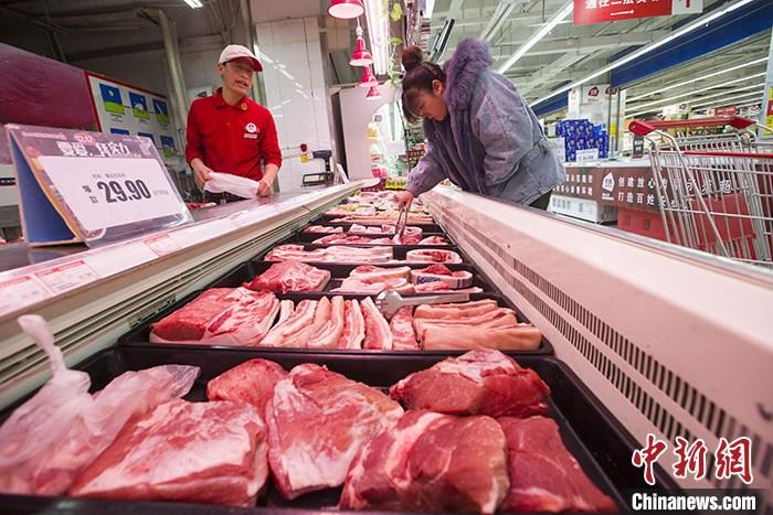 资料图为消费者在山西太原一超市选购猪肉。 <a target='_blank' href='http://www.chinanews.com/'>中新社</a>记者 张云 摄