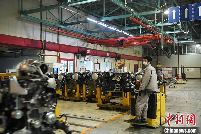 2月25日，中国机械工业联合会表示，预计2020年中国机械工业经济运行将呈现前低后高、逐步回升的走势，如新冠肺炎疫情能早日结束，工业增加值增速仍可达5���，营业收入、利润总额等指标将保持小幅增长。资料图为2月19日拍摄的重庆一汽车发动机生产车间已复工复产。 <a target='_blank' href='http://www.chinanews.com/'>中新社</a>记者 陈超 摄