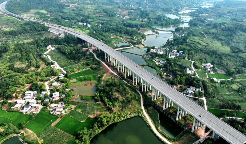 一条条宽阔道路为经济社会发展保驾护航.jpg