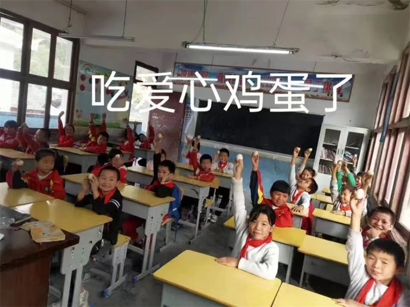 （图为孩子们开心地吃爱心鸡蛋）.jpg