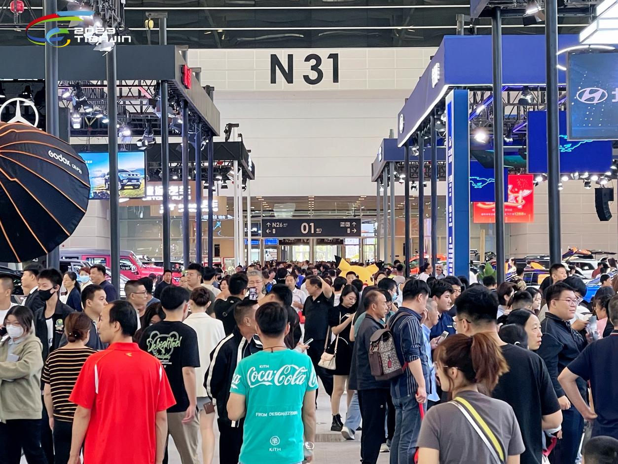 九游娱乐网站：中国天津车展倒计时豪华盛宴照亮未来(图4)