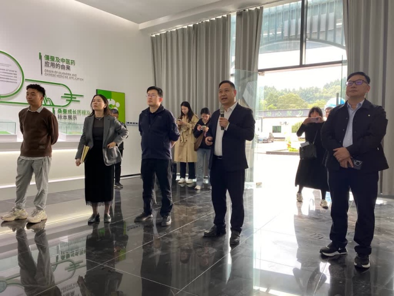 2、采风活动组参观高寺镇白僵蚕产业园.jpg