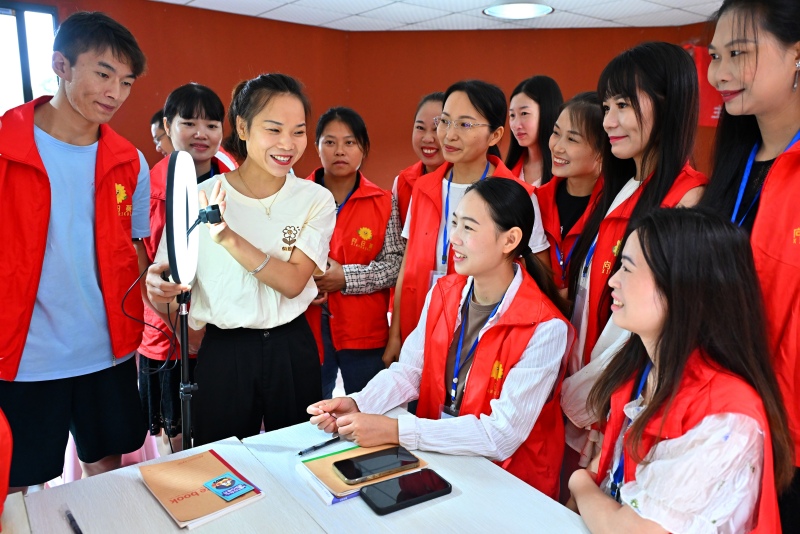 在仁寿县一职业培训学校，老师正在给学员传授电商运营知识.jpg