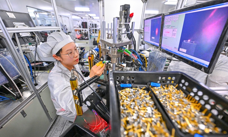 在仁寿县灿光光电有限公司，工人正在岗位上忙碌.jpg
