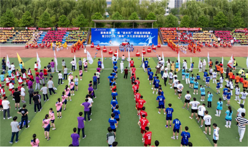 “苏超”热带动校园足球   灌南校园足球联赛激情开赛258.jpg