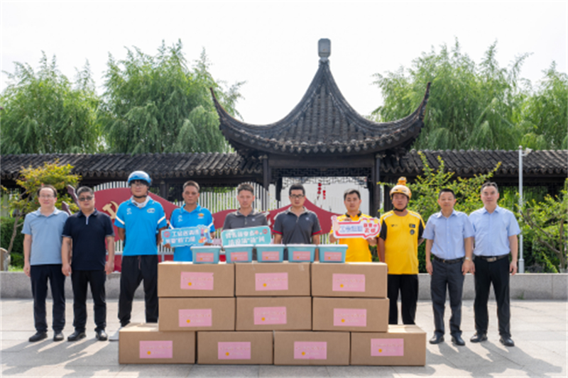 清凉礼包+健康护航 苏州甪直镇精准服务新就业群体145.jpg