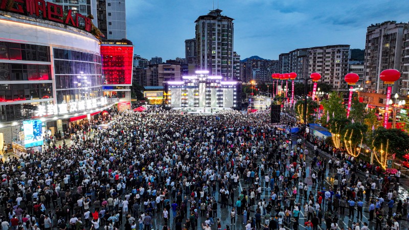 1火爆的消费场景  王小刚摄1.jpg