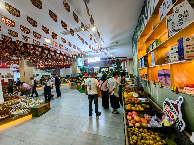 5超市购物  张平 摄.jpg