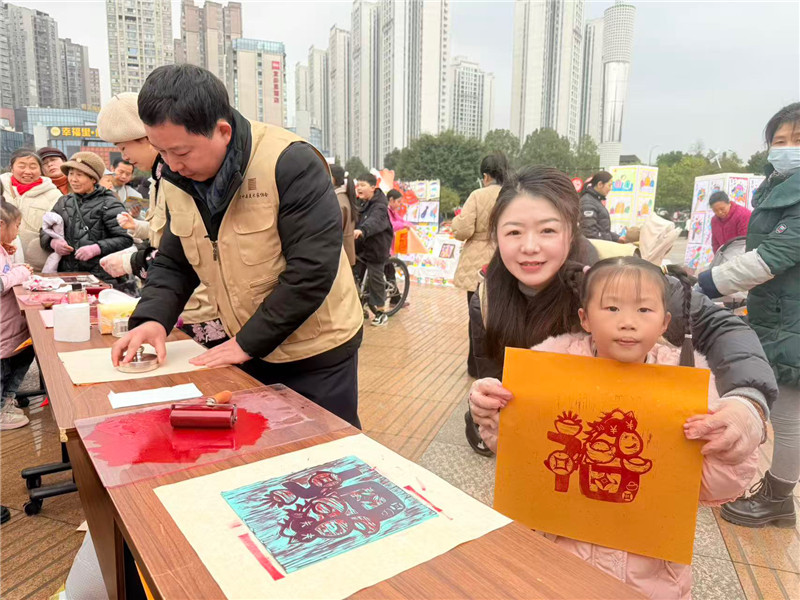 1769761564354068.jpg 小朋友展示年画.jpg