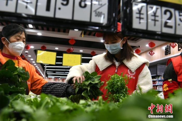 3月5日,在合肥市一家超市,大学生志愿者王束佳为辖区高龄老人代购蔬菜。<a target='_blank' ='http://www.chinanews.com/'>中新社</a>记者 韩苏原 摄