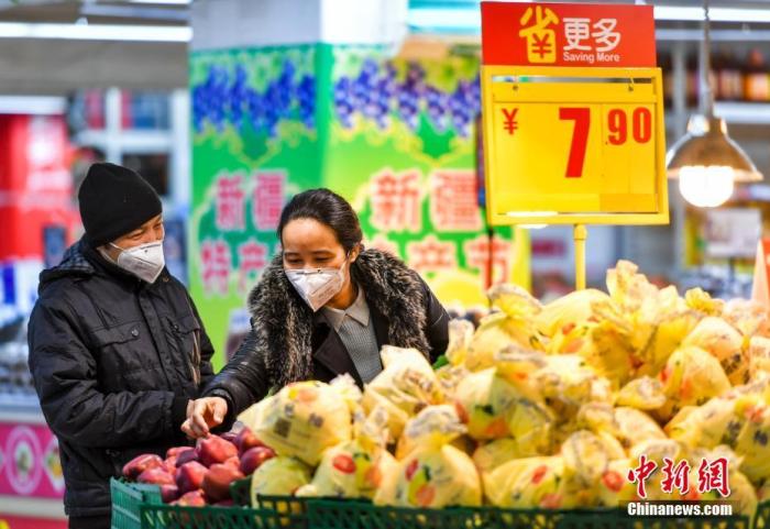 3月7日,新疆乌鲁木齐市天山区一大型超市,市民在选购水果。<a target='_blank' ='http://www.chinanews.com/'>中新社</a>记者 刘新 摄