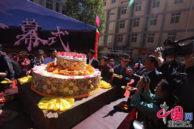 中国经济 地方经济    德格县委副书记,县长黄杰为美食节致开幕词,他