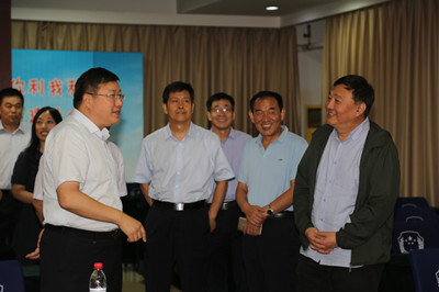 图为：开封市委常委、政法委书记胡荣启在市司法局《宋都调解》现场，与宣讲团成员就栏目提升发展进行深入交流。.JPG