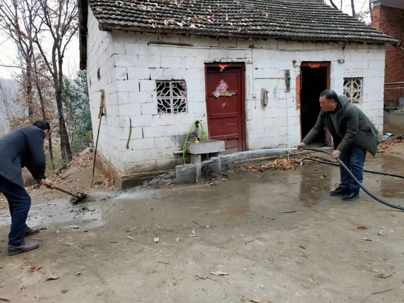 河南省南阳市南召县白土岗镇开展"寒冬送温暖 情系五保户"活动
