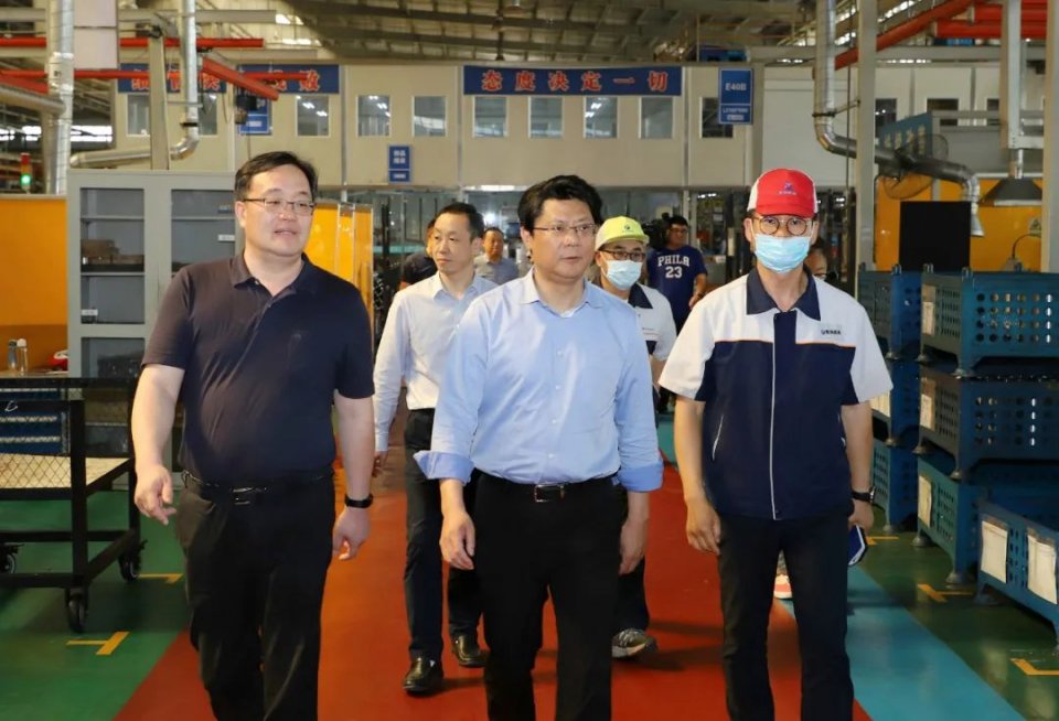 无锡市政府副市长,江阴市委书记王进健赴临港开发区璜土镇园调研