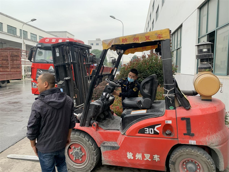 执法人员深入一线,监督重点单位落实叉车的管理操作规章制度,严查作业