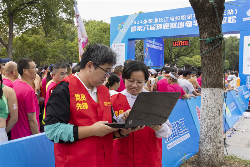 苏州移动为2024张家港长江马拉松系列赛保驾护航.jpg