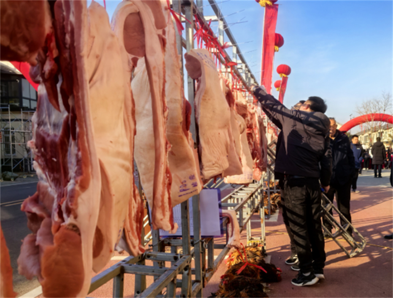 1737345958395334.jpg 江苏睢宁:50万!这个社区村民们又又又喜领1万斤猪肉2000只鸡等年货273.jpg