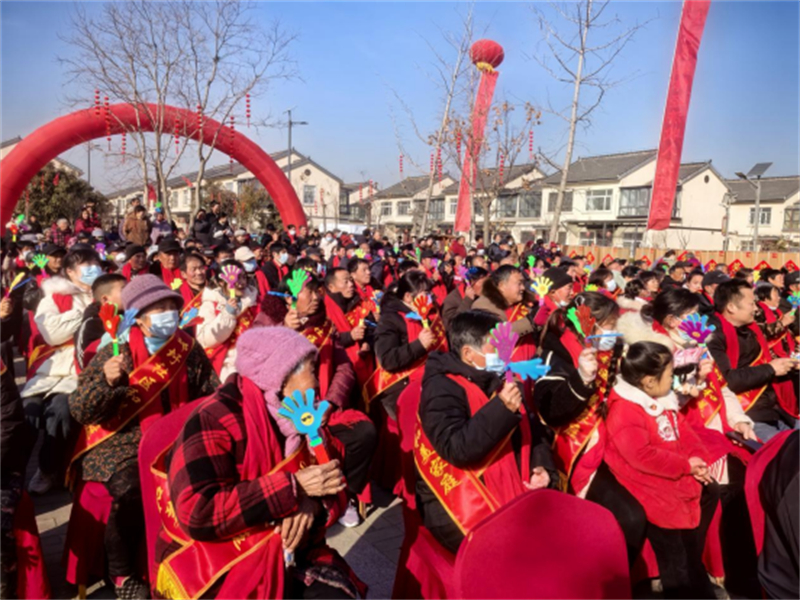 1737345964561475.jpg 江苏睢宁:50万!这个社区村民们又又又喜领1万斤猪肉2000只鸡等年货545.jpg