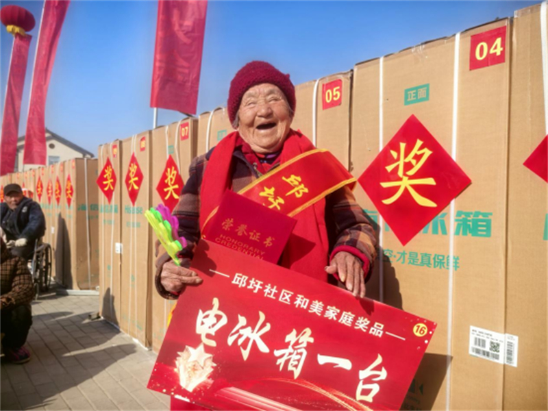 1737345976909100.jpg 江苏睢宁:50万!这个社区村民们又又又喜领1万斤猪肉2000只鸡等年货1079.jpg