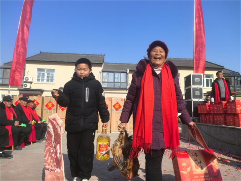 1737345982906704.jpg 江苏睢宁:50万!这个社区村民们又又又喜领1万斤猪肉2000只鸡等年货1311.jpg