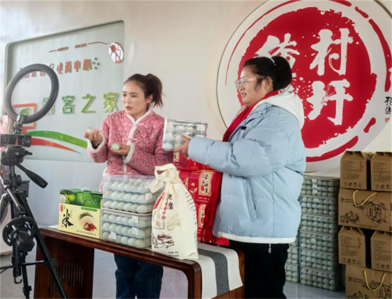 1737345990128389.jpg 江苏睢宁:50万!这个社区村民们又又又喜领1万斤猪肉2000只鸡等年货2014.jpg