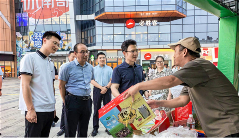 连云港灌南“助农夜市”火热开市 夏夜烟火气点亮乡村振兴新图景1012.jpg