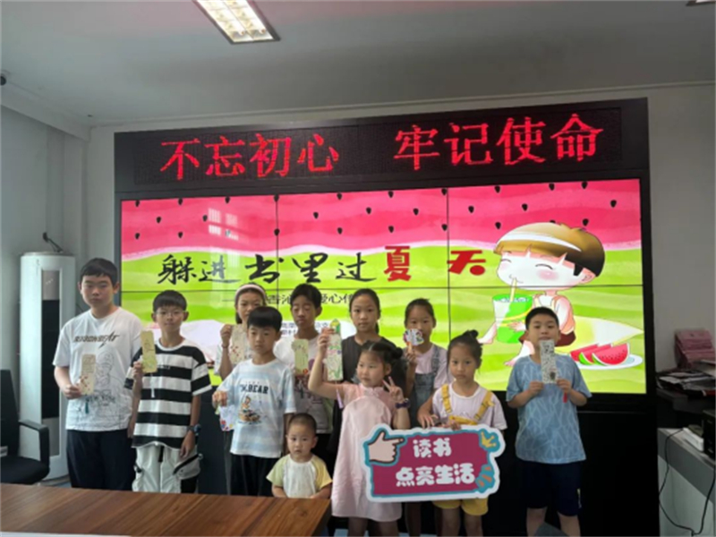 江阴璜土镇高栗村：躲进书里过夏天 童手传递清凉意95.jpg