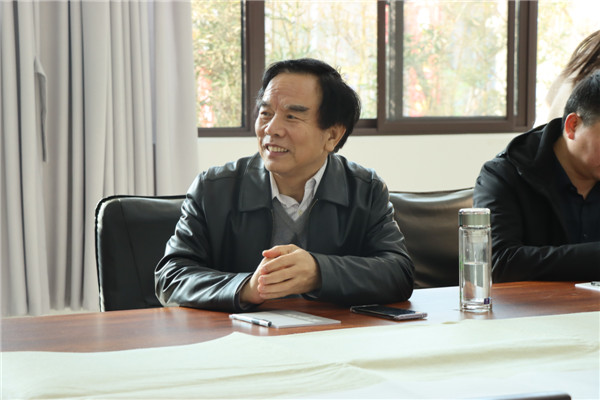 河南省直文联主席殷江林到经开五中指导书法社团工作