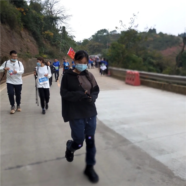 用公益照亮他人，网友偶遇李子柒参加善行者公益徒步活动