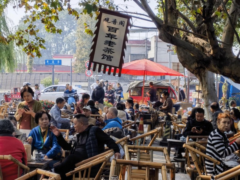 观音阁老茶馆喝茶聊天的茶客.jpg