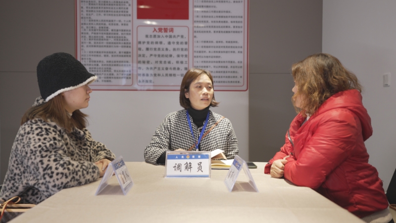 社区诉源治理站为群众调解矛盾纠纷.jpg