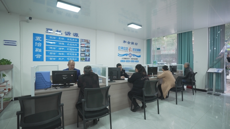 诉源治理分中心接受群众矛盾纠纷咨询.jpg