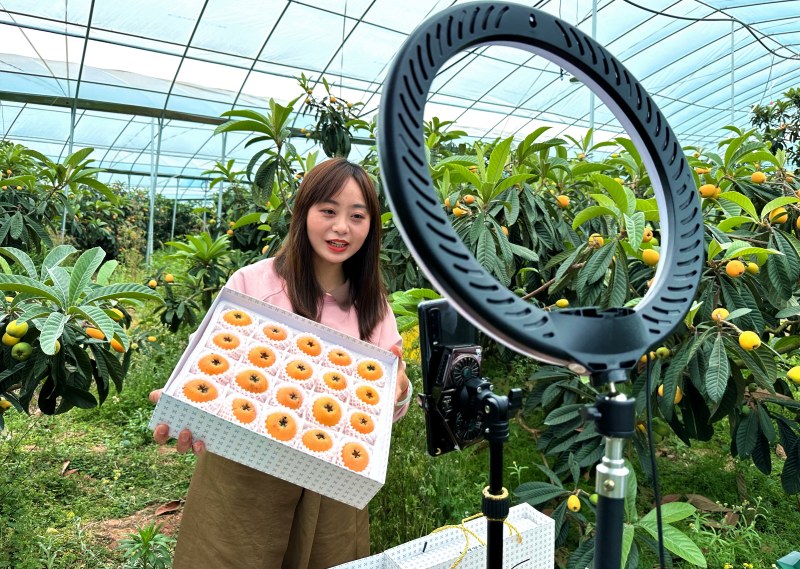 四川仁寿：村干部直播带货 振兴路越走越宽(图1)