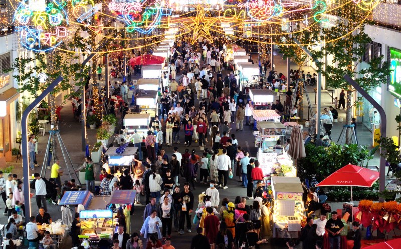 栖西里商业街区火爆的夜市.jpg