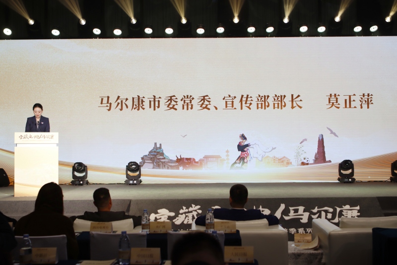 马尔康市委常委、宣传部部长莫正萍.jpg