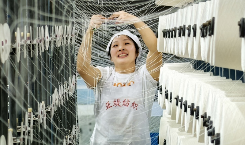 纺织女工（高练辉摄）.jpg