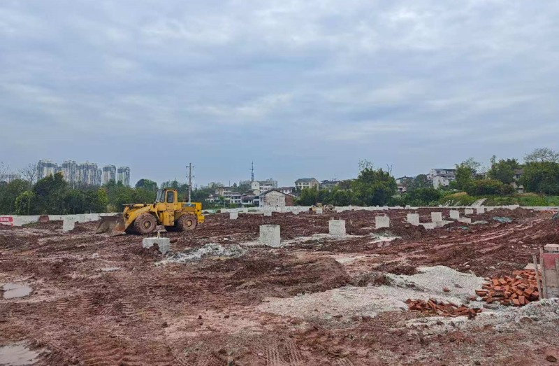 1776218503328769.jpg 正在开展场平作业的项目现场.jpg