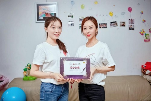 漂漂羽毛携手搜狐焦点公益基金,探访孤残失依儿童