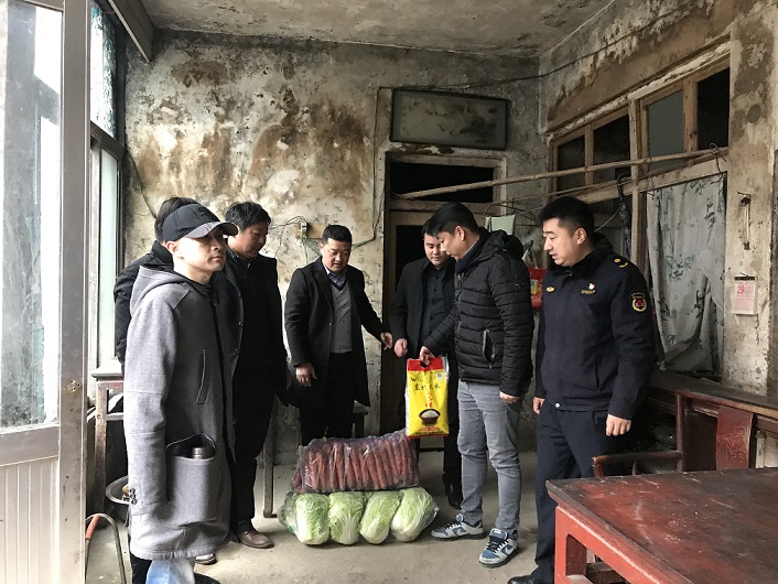 心系贫困百姓  公益情暖三冬