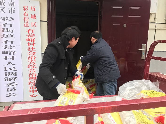 心系贫困百姓  公益情暖三冬