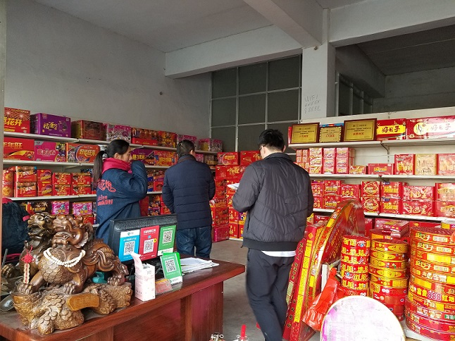 检查人员重点对销售烟花爆竹门店的专店经营情况,销售产品类型及店内