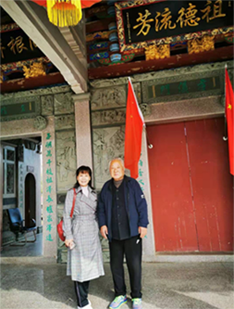 陈鸿轩与陈太合影留念