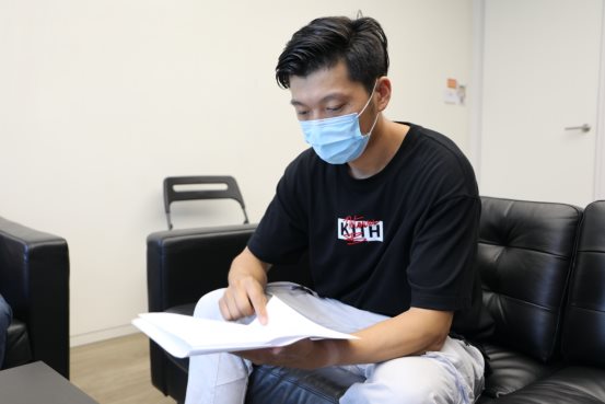 图片包含 人, 室内, 电脑, 笔记本描述已自动生成