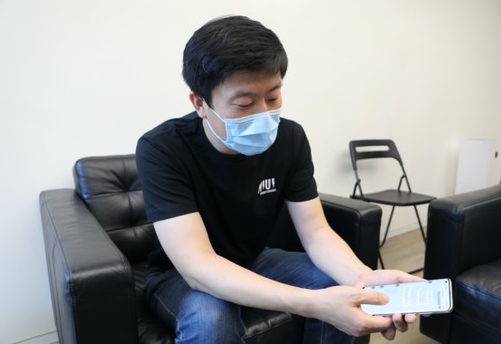 图片包含 人, 室内, 桌子, 年轻描述已自动生成