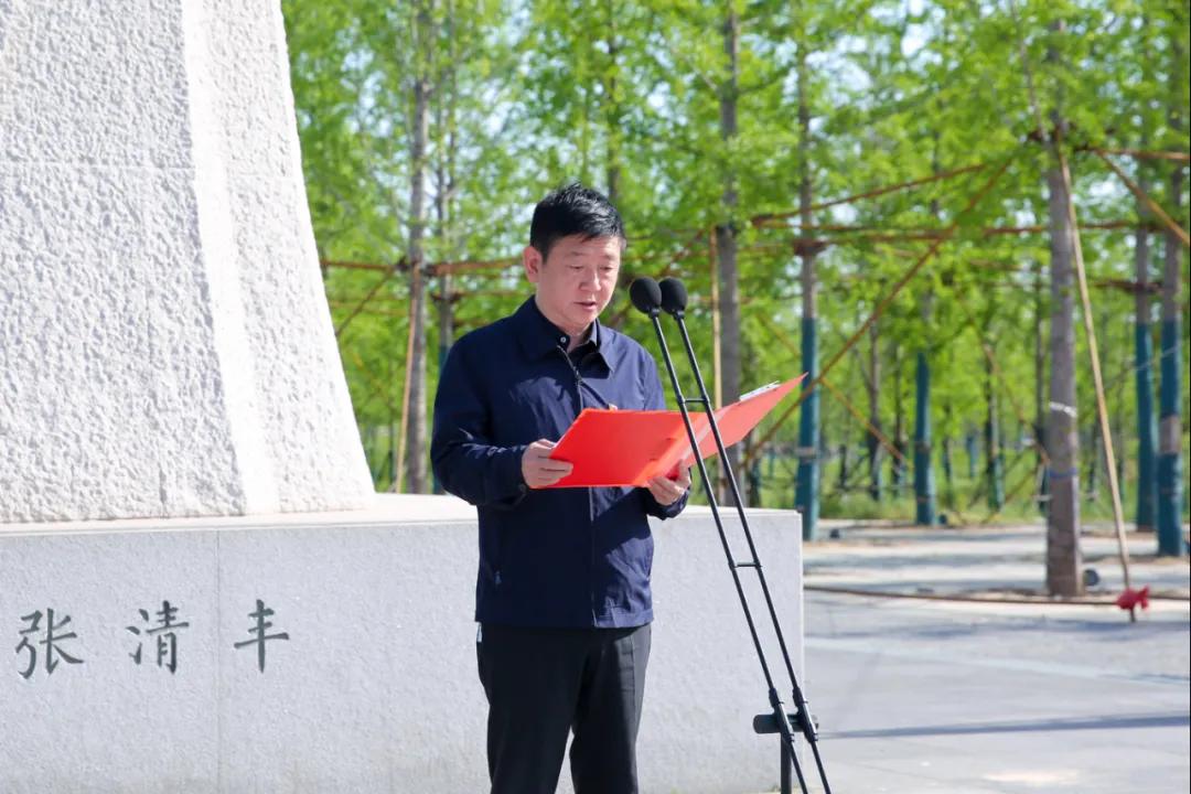 县委副书记潘奇峰宣读了《清丰县第三届农村"孝老子女"表彰决定》.