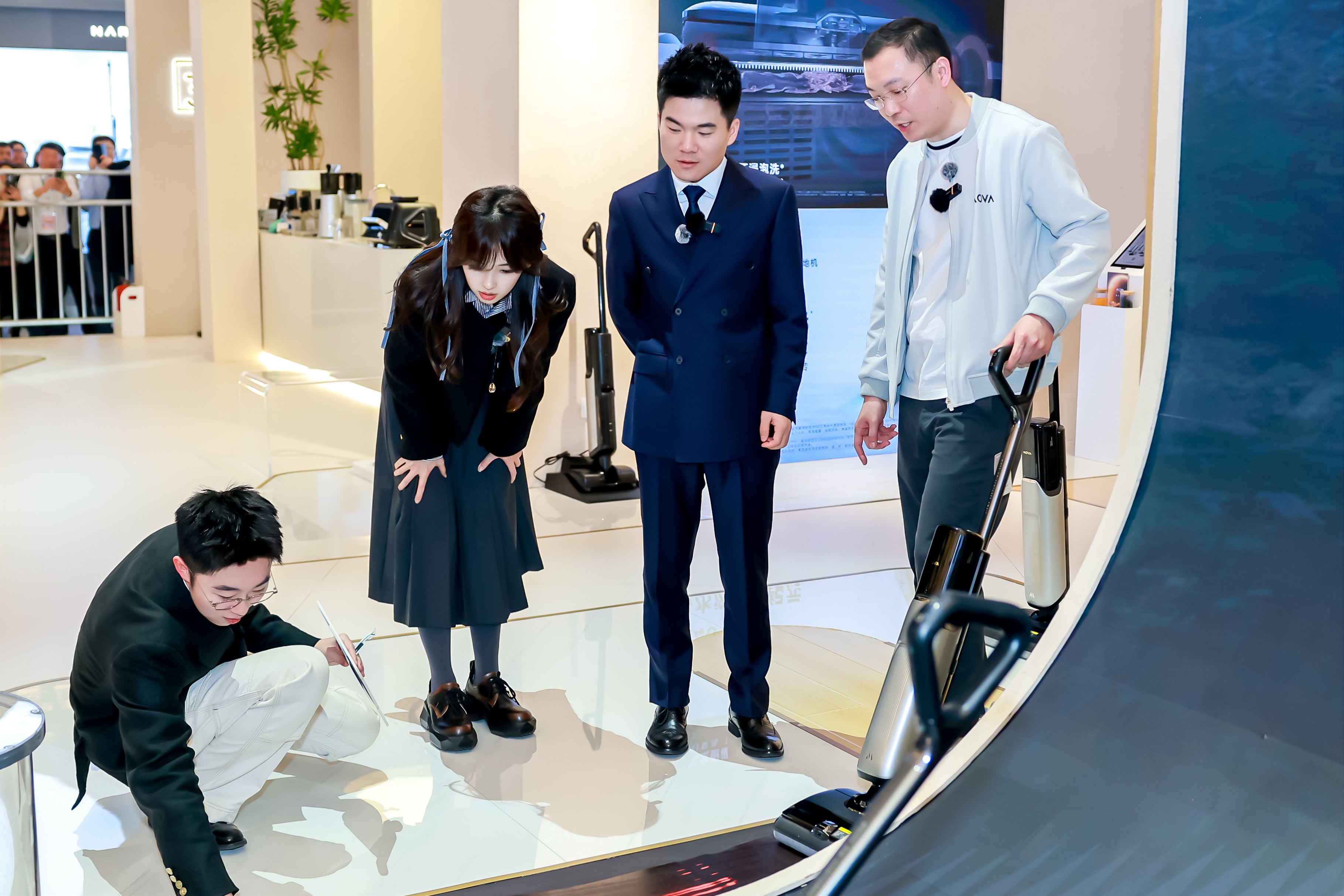 央视王冰冰和董宇辉探展高端品牌MOVA，引爆AWE 2025-消费日报网