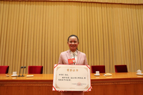 消费日报网|西瓜视频创作人、三农合伙人“巧妇9妹”获得全国文明家庭奖